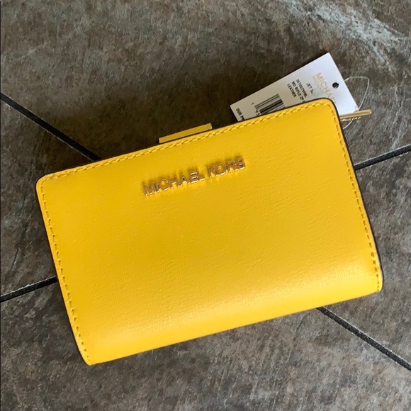 Michael Kors Jet Set Travel BIFLD Zip Coin Wallet - Picture 7 of 16